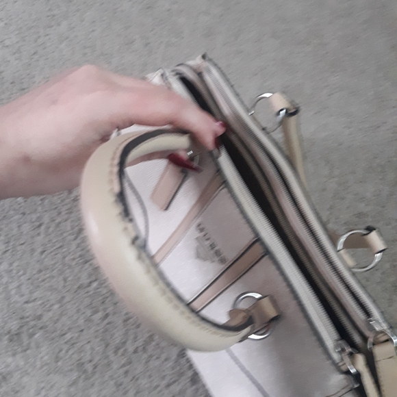 Light pink guess purse - Picture 3 of 6